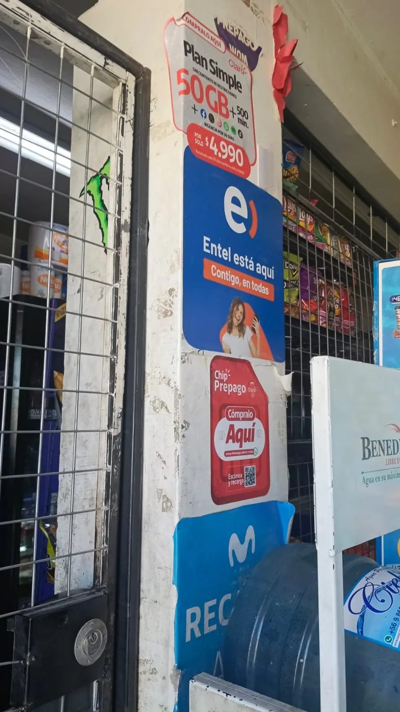 Comercio con publicidad de chips prepago y marcas móviles