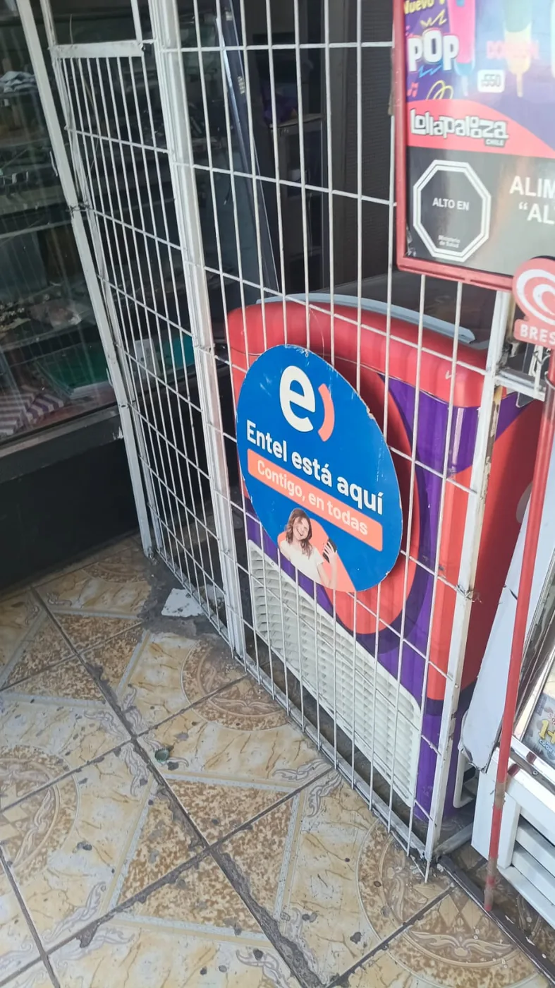 Reja de comercio con afiche Entel instalado
