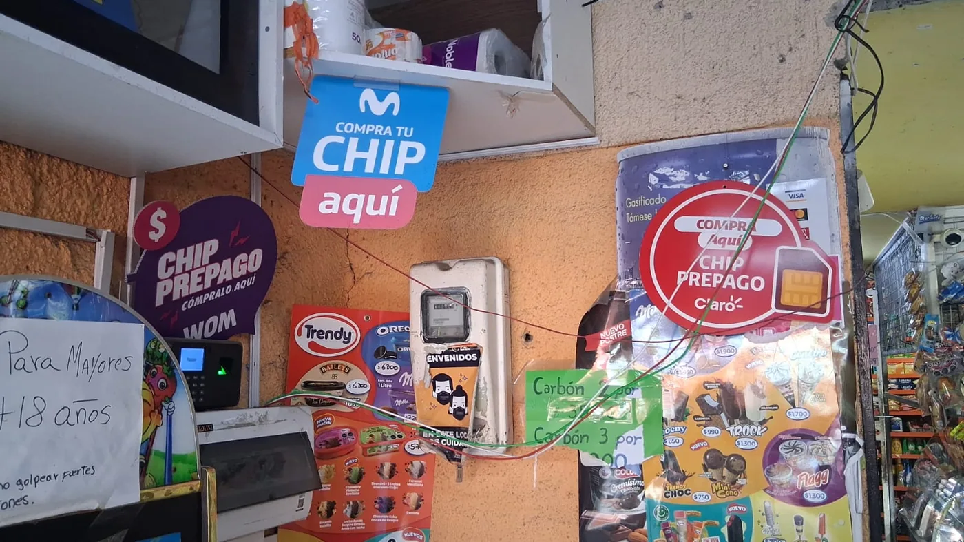 Comercio con vitrina y productos de alta rotación