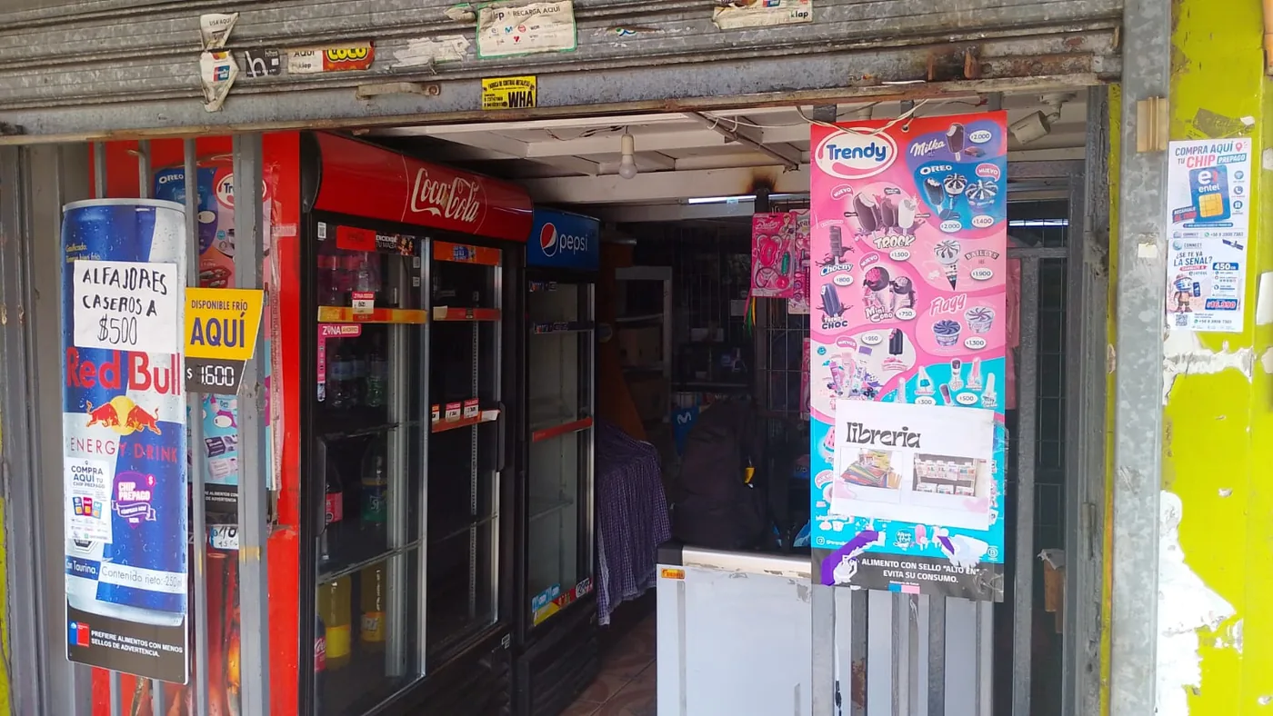 Local comercial con publicidad de telecomunicaciones