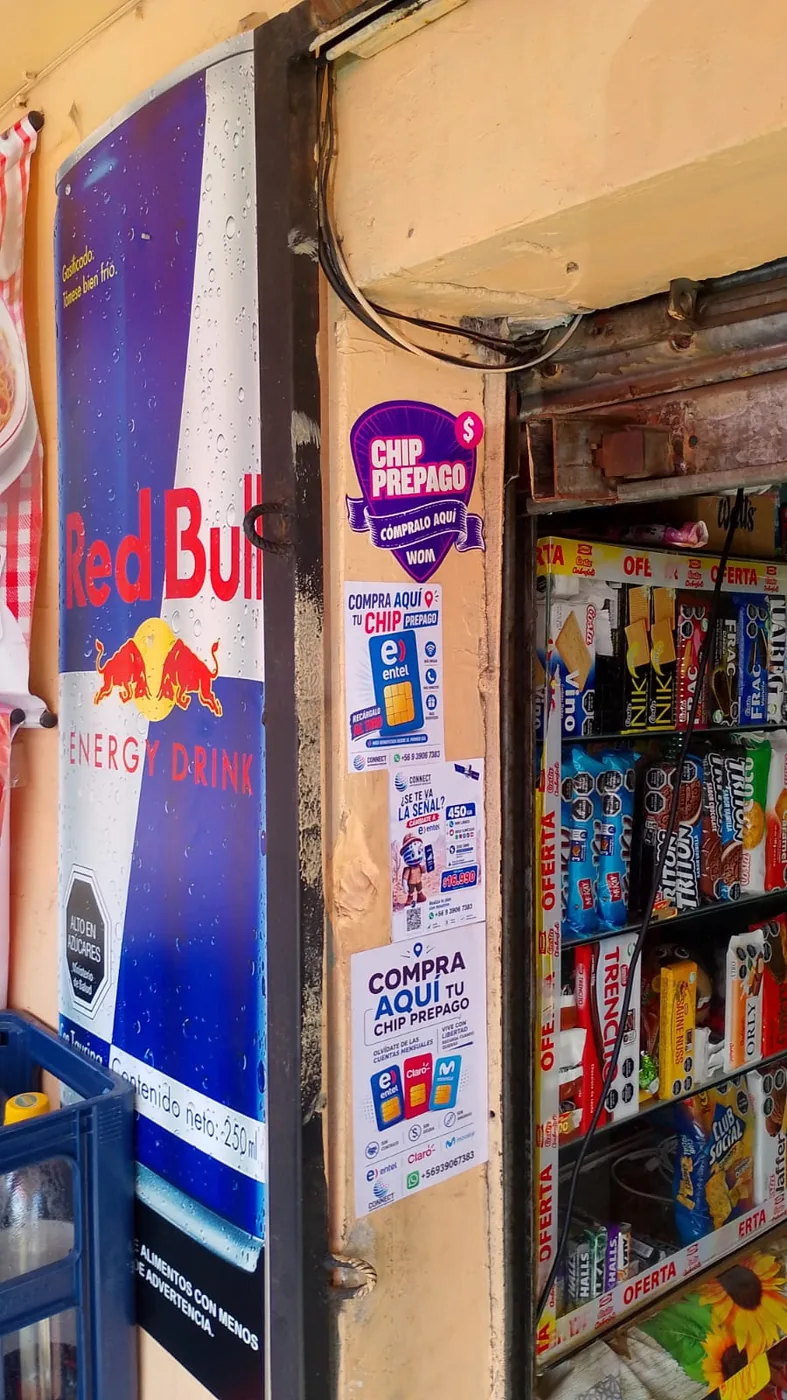 Local con publicidad de chips prepago y material de telecomunicaciones