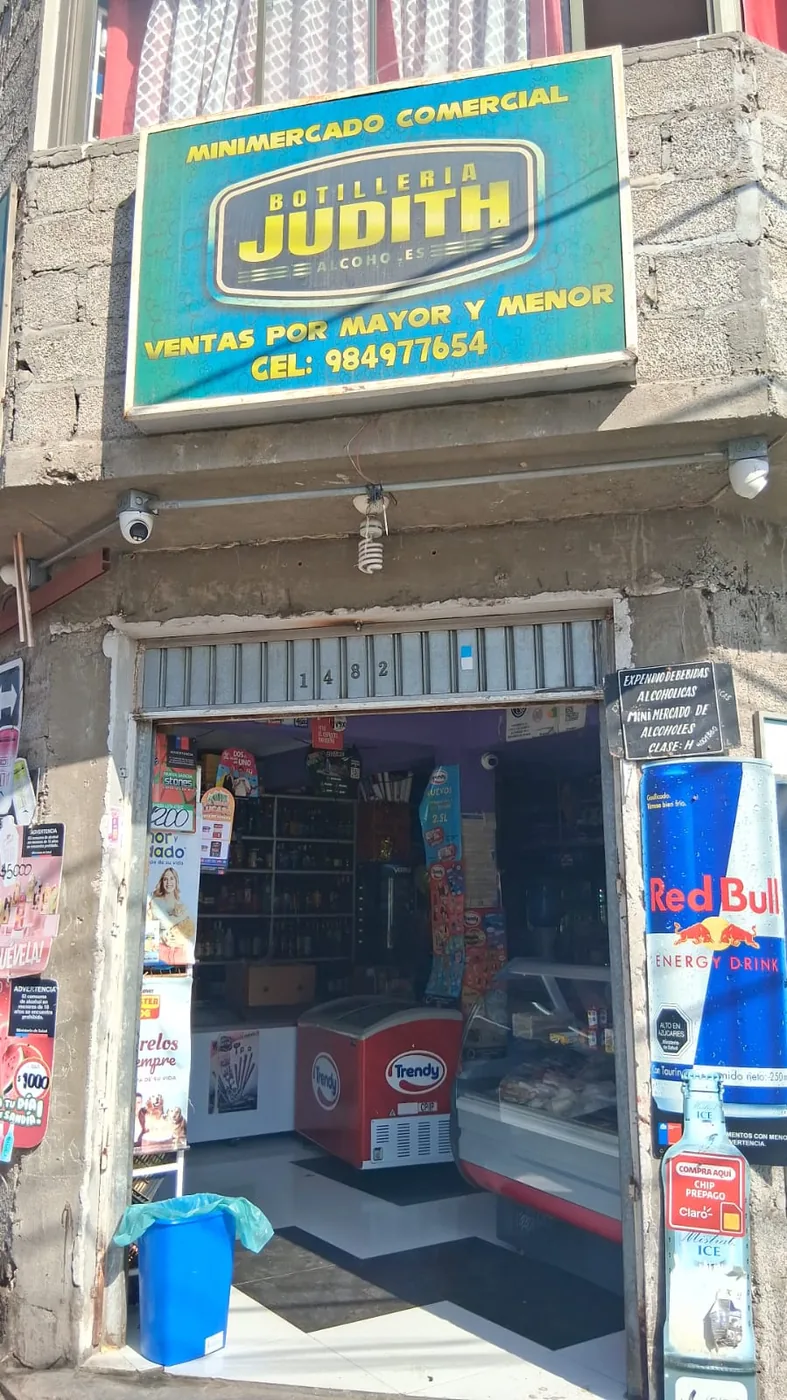 Comercio con afiches y publicidad de operadores móviles