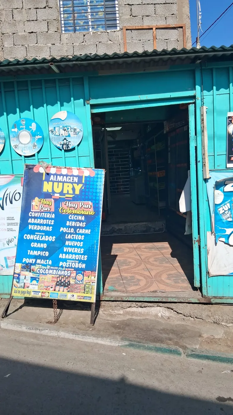 Punto comercial con publicidad de chips y operadores