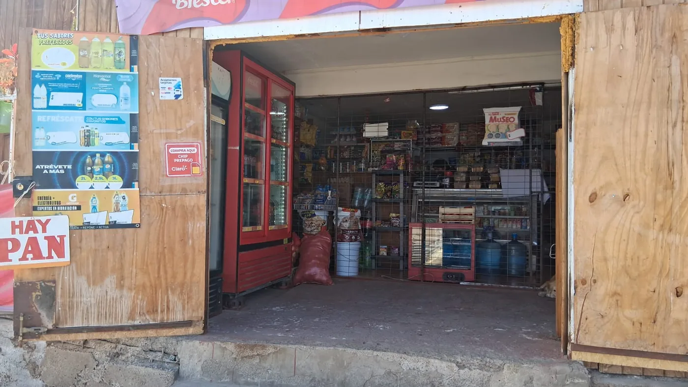 Publicidad y productos prepago implementados en local