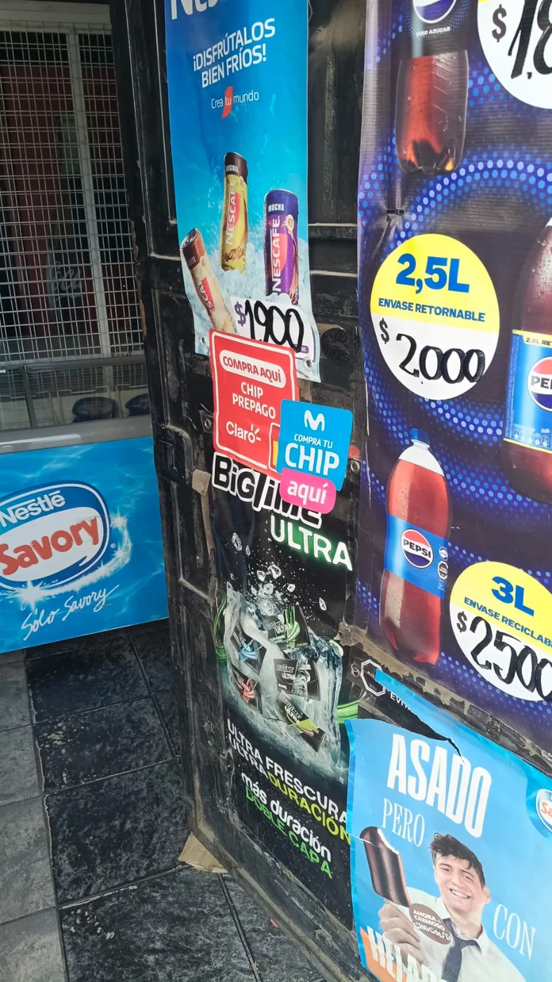 Local comercial con material publicitario instalado
