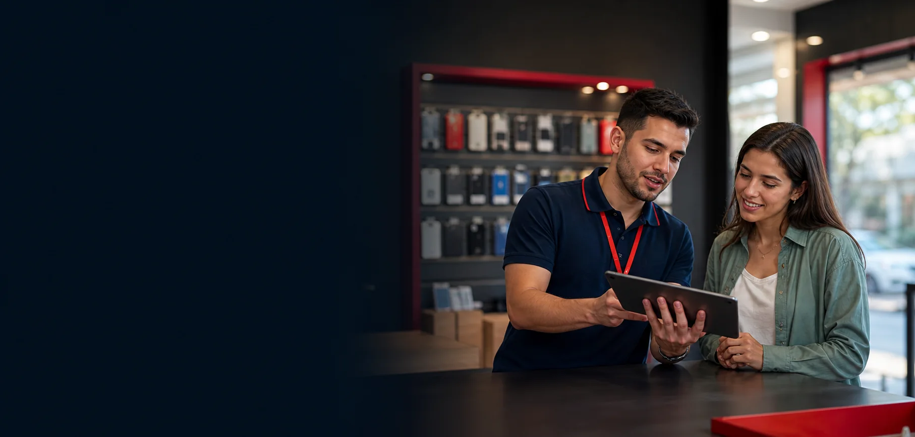 Persona revisando alternativas móviles en su teléfono